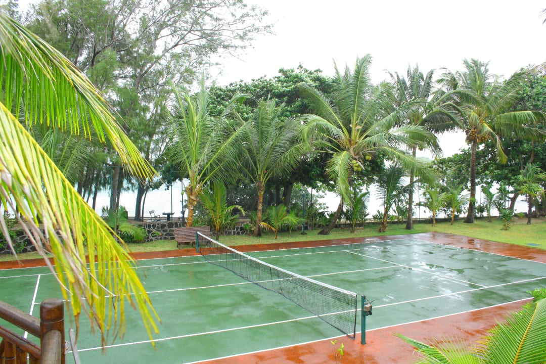 Tennisplatz unterhalb des Pools Le Peninsula Bay Beach Resort & Spa