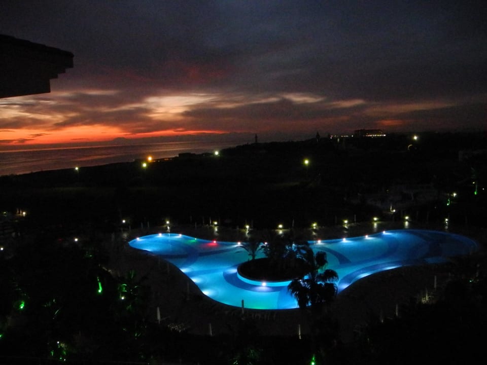 Der kleine Pool bei Nacht Seaden Sea World Resort & Spa