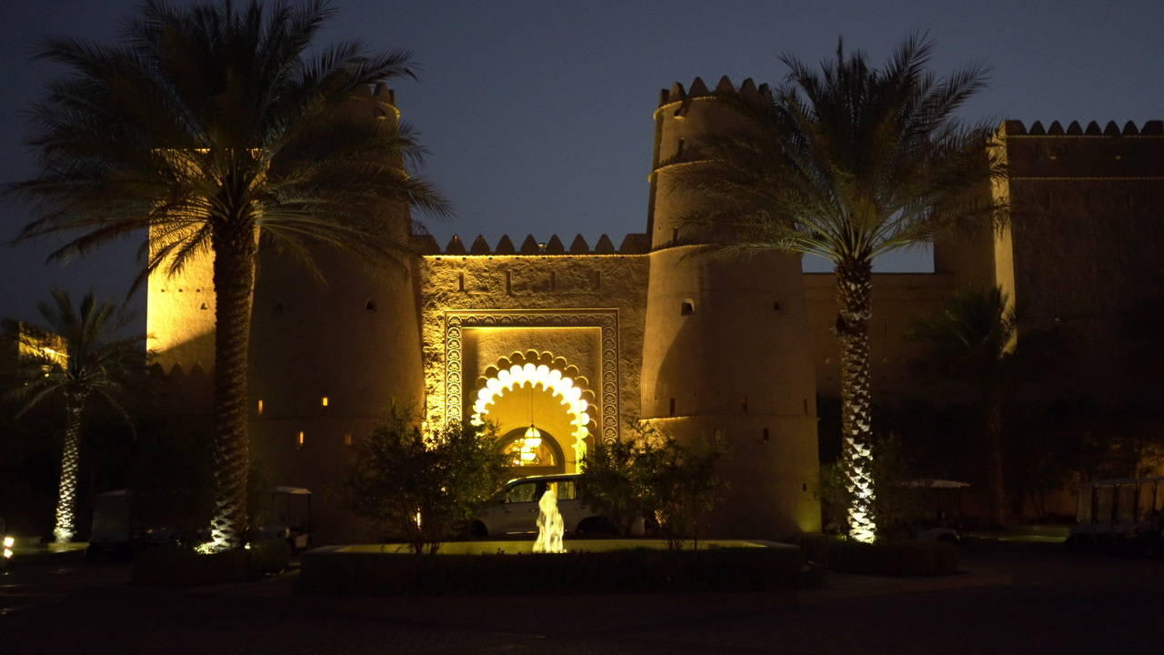 Eingang Qasr Al Sarab Desert Resort by Anantara