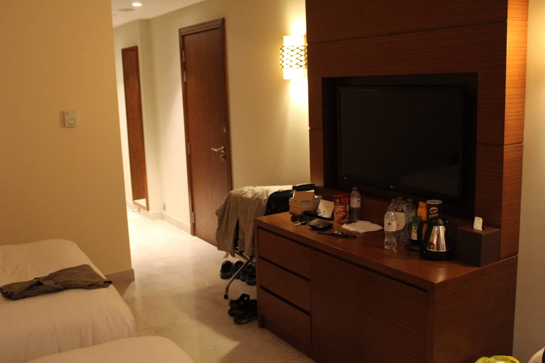 Großer Fernseher DoubleTree by Hilton Resort & Spa Marjan Island