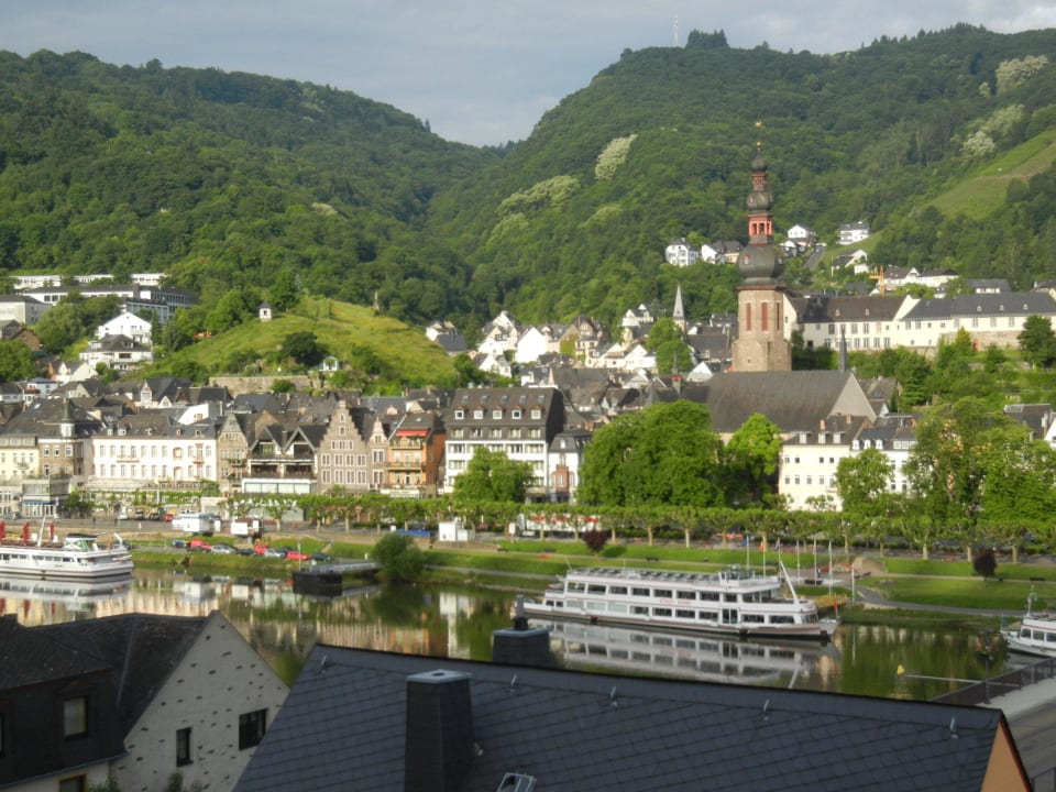 Die Stadt mit einem der zahlreichen Ausflugdampfer Hotel Traumblick