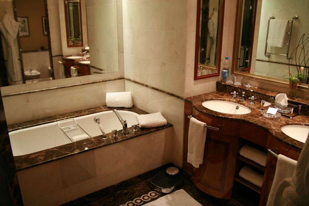 Badezimmer vom Standard-Zimmer Hotel The Ritz-Carlton Moskau