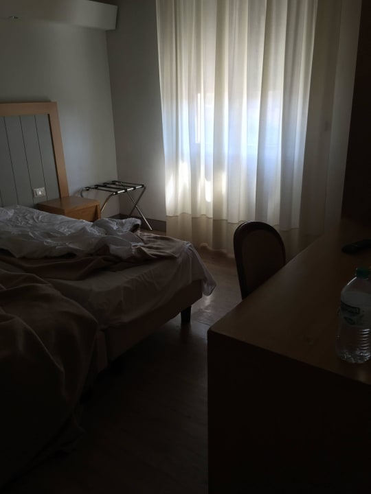 Dunkel und höchst spartanisch eingerichtet Hotel Delle Nazioni