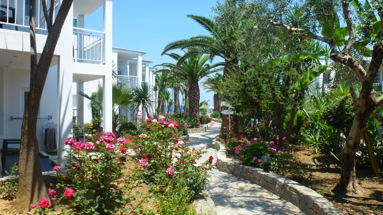 Weg an Terrassen entlang HARPIN Happy Days Beach Hotel