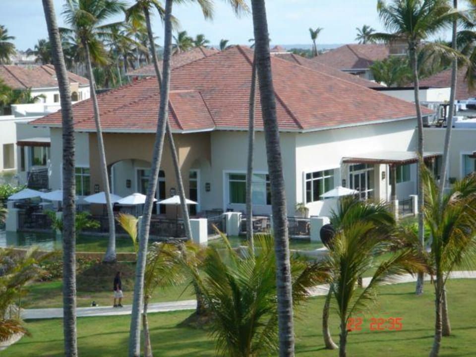 Blick auf die Terrasse des Restaurants Dreams Royal Beach Punta Cana