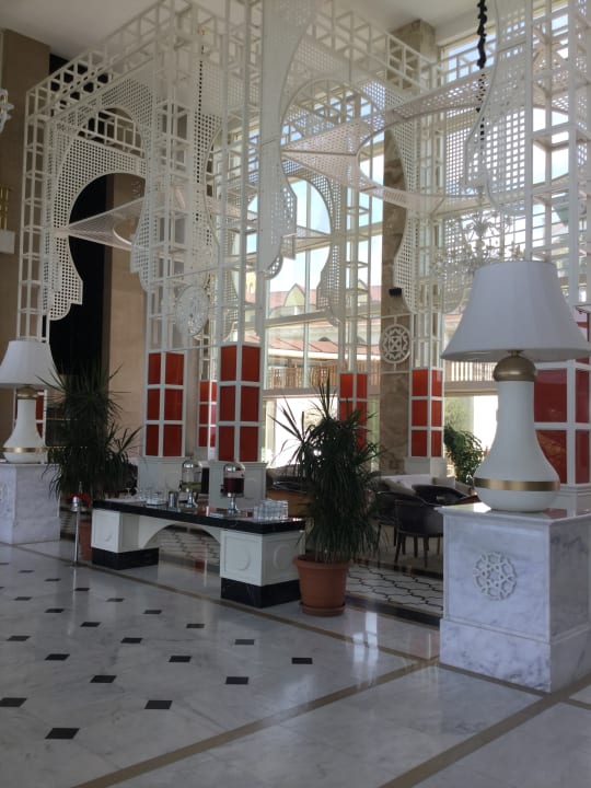 Lobby Well Palace Side