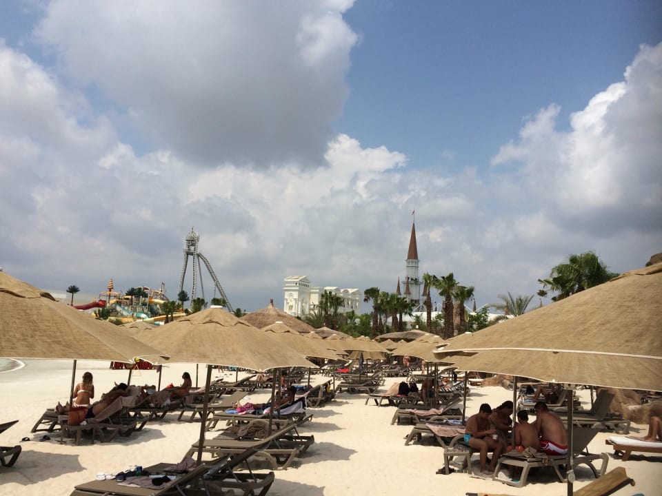 Künstlicher Strand im Aquapark The Land of Legends Kingdom Hotel