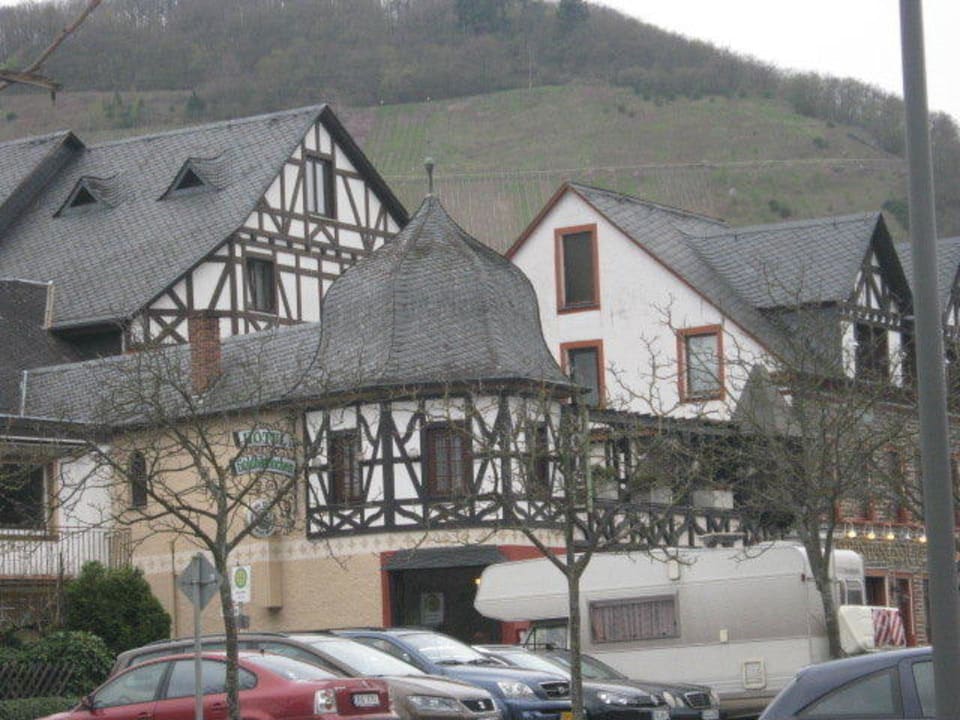 Vanaf de hoofdweg Hotel Ellenzer Goldbäumchen