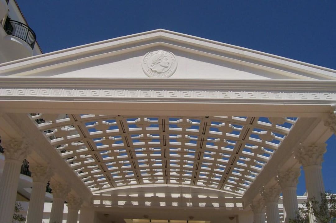 Überdachung am Haupteingang Constantinos The Great Beach Hotel