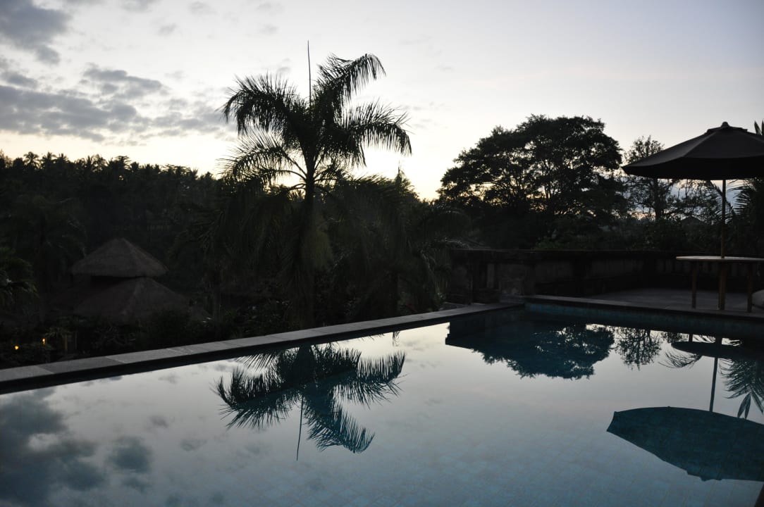 Pool und Ausblick am Abend The Payogan Villa Resort & Spa