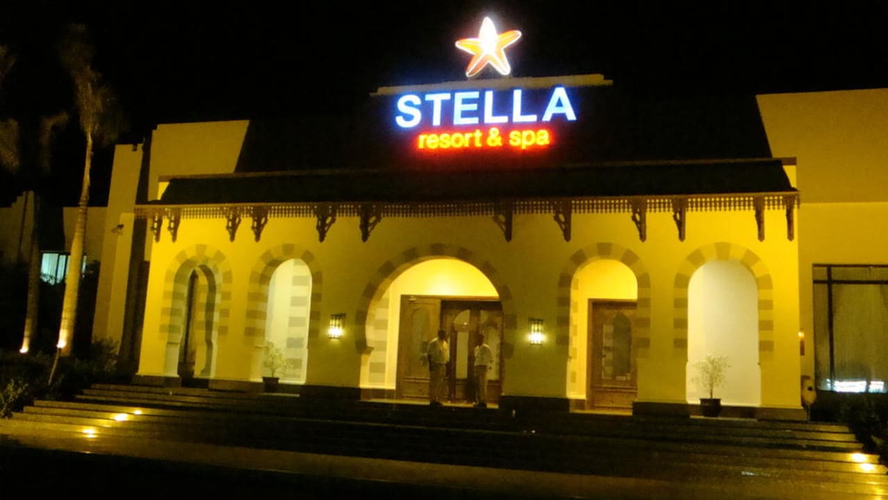 Aussenansicht der Rezeption bei Nacht Stella Beach Resort & Spa Makadi Bay