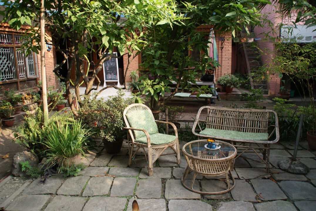 Der schöne Hotelgarten, ein Ort der Entspannung Trekkers Holiday Inn Guesthouse