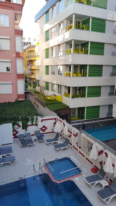 Pool des Hotels. Direkt daneben Wohnhäuser Hotel Aslan City Kleopatra