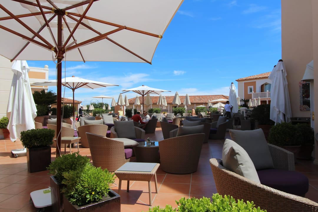 Das ist der zentrale Platz mit Pool und Terrasse Hotel Chateau de la Messardiere