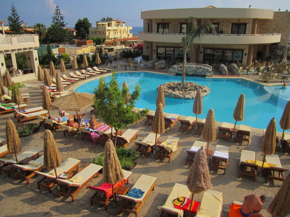 Blick vom Zimmer auf den Pool Cactus Royal