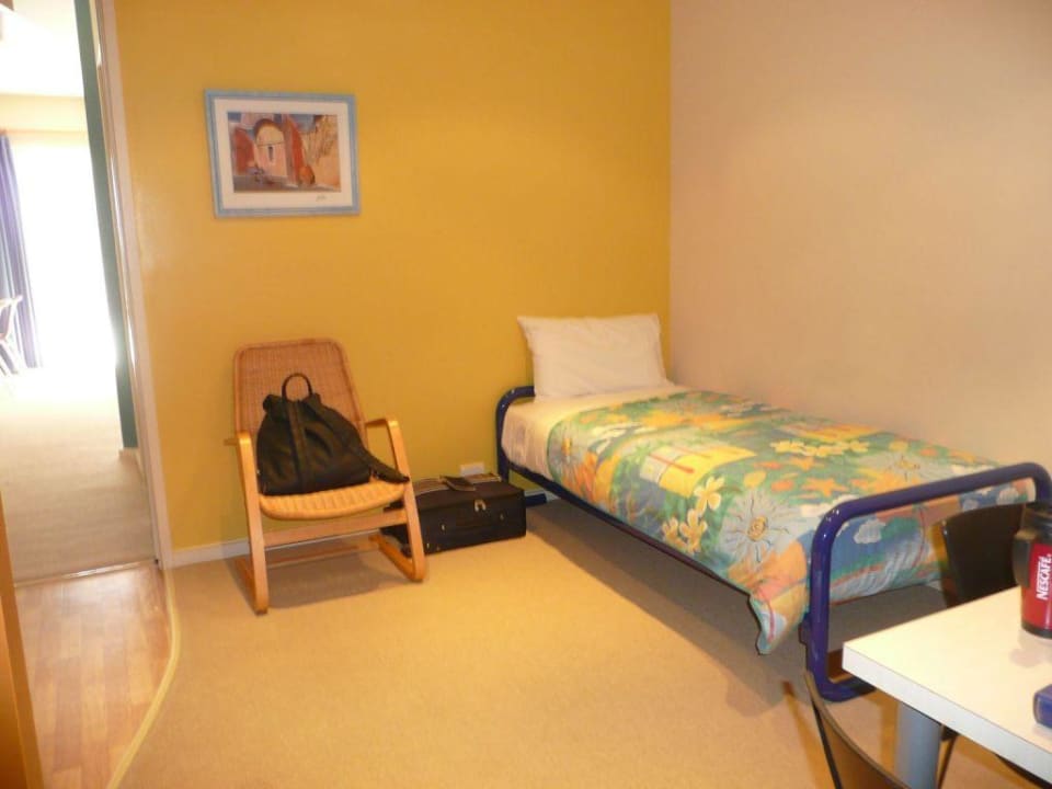 das 1. Zimmer unseres Appartments - mit Einzelbett Hotel The Anchor Inn & Waves