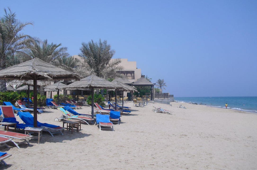 Blick über den gepflegten Strand Miramar Al Aqah Beach Resort