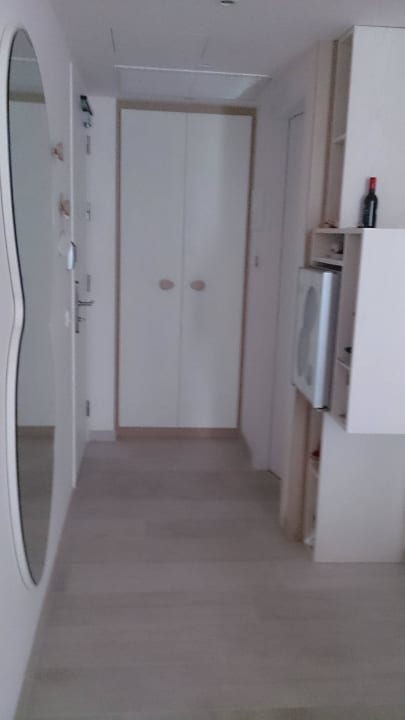 Kleiderschrank und rechts die Minibar Son Moll Sentits Hotel & Spa