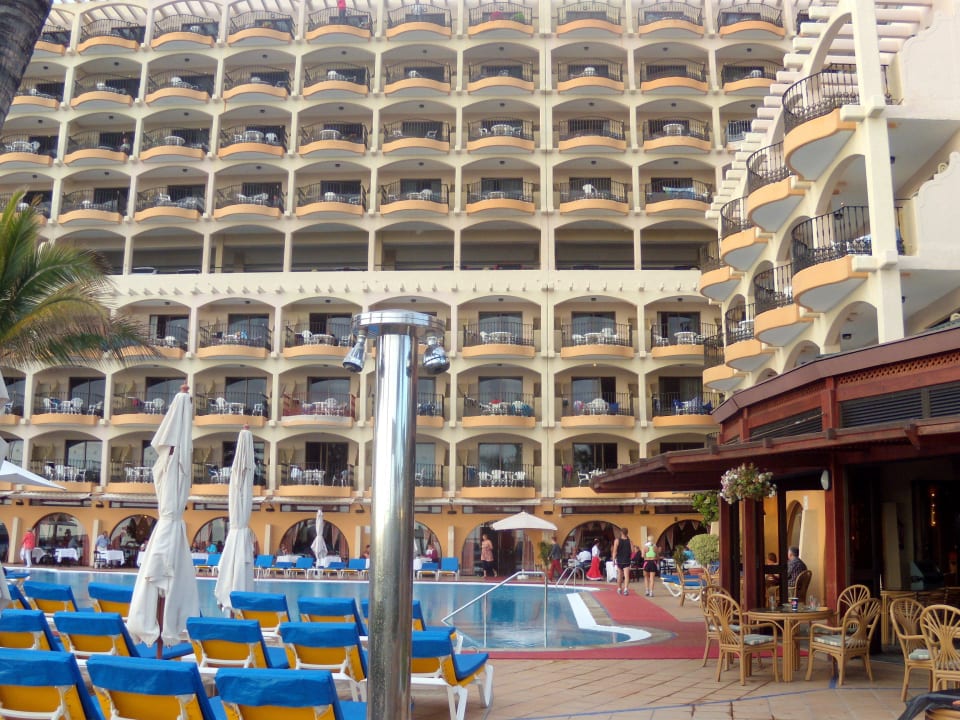 Blick auf den Westflügel des Hotels Bull Dorado Beach & Spa