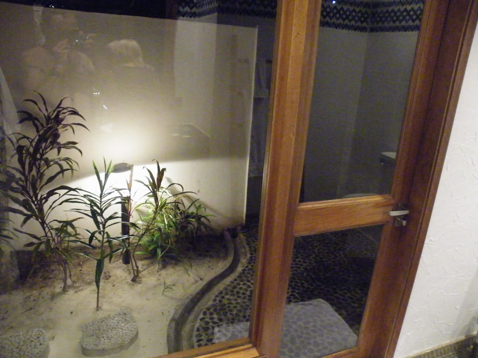 Blick in den außenlégenden Duschbereich Kuramathi Maldives