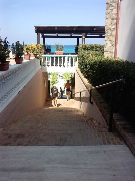 Weg vom Lift zum hoteleigenen Strand Aldiana Club Rocca Nettuno Calabria