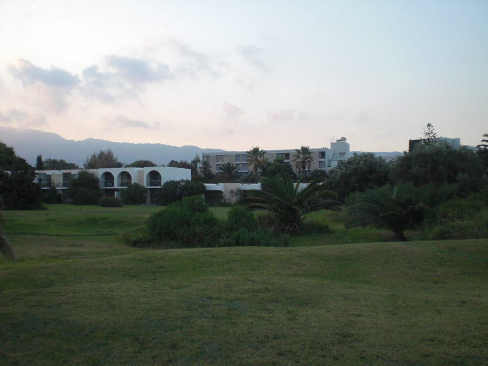 Gartenanlage mit Bungalows im Hintergrund Caravia Beach Hotel