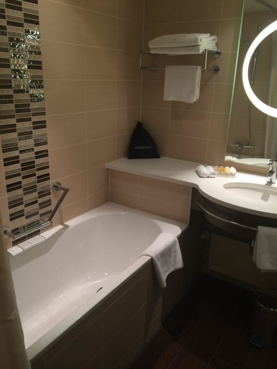 Blick ins Bad Hilton Garden Inn Frankfurt Airport