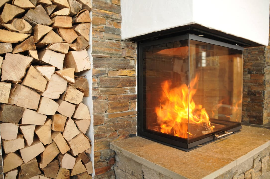 Neues Restaurant - Kamin im Eingangsbereich Hotel Berghof Riesneralm