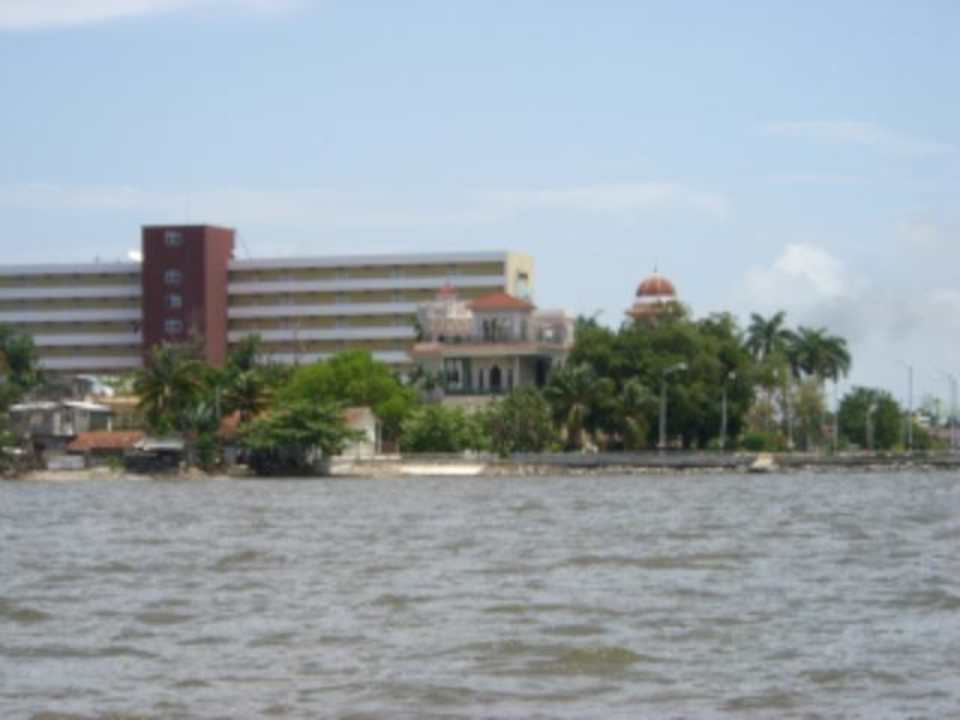 Blick von der Bucht aufs Hotel Hotel Jagua Affiliated by Meliá