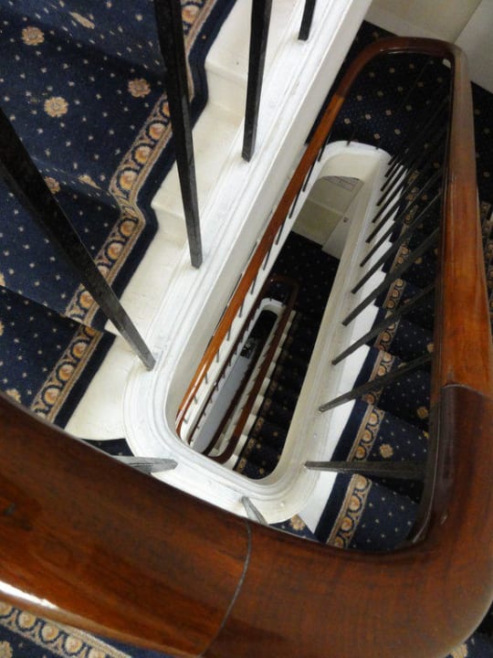 Schönes Treppenhaus - es gibt aber auch einen Lift A L'hotel Des Roys