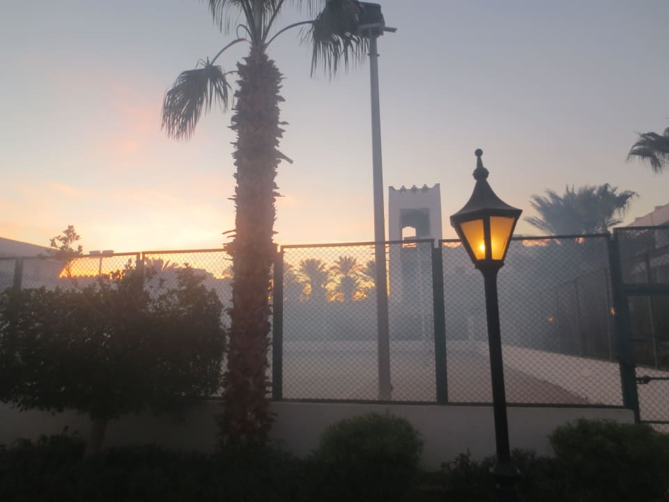Tennisanlage bei Sonnenuntergang The Grand Hotel Hurghada