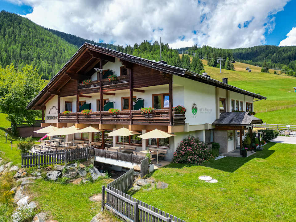 Außenansicht Schi- und Wanderhotel Berghof