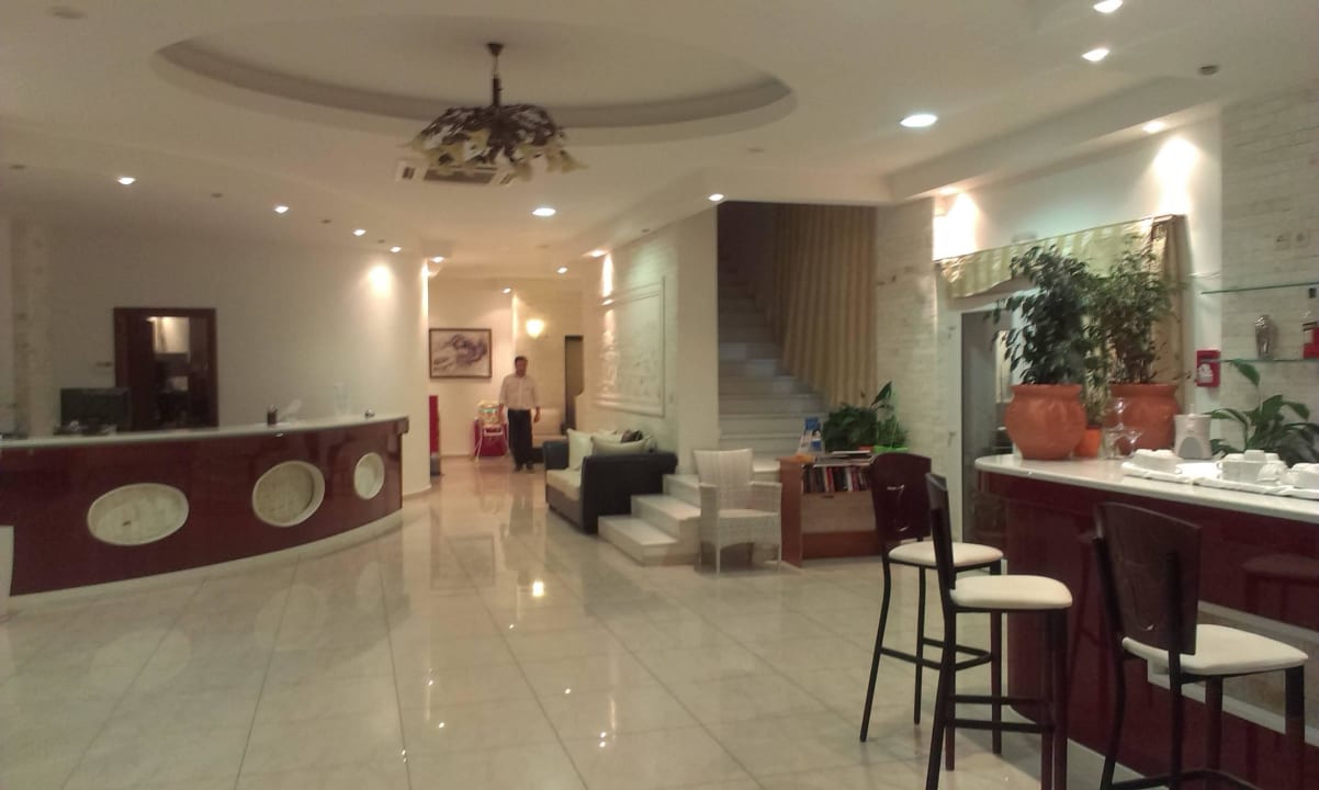 Hall: reception & bar Royal Beach Hotel