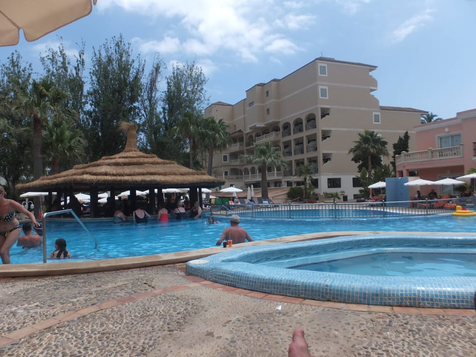 Ansicht der hinteren Poolanlage miit Poolbar R2 Lago Playa Park