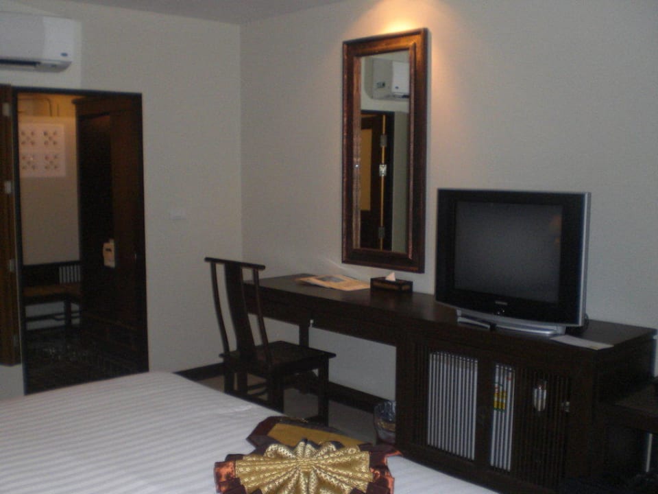 Schreibtisch und TV The Fair House Beach Resort