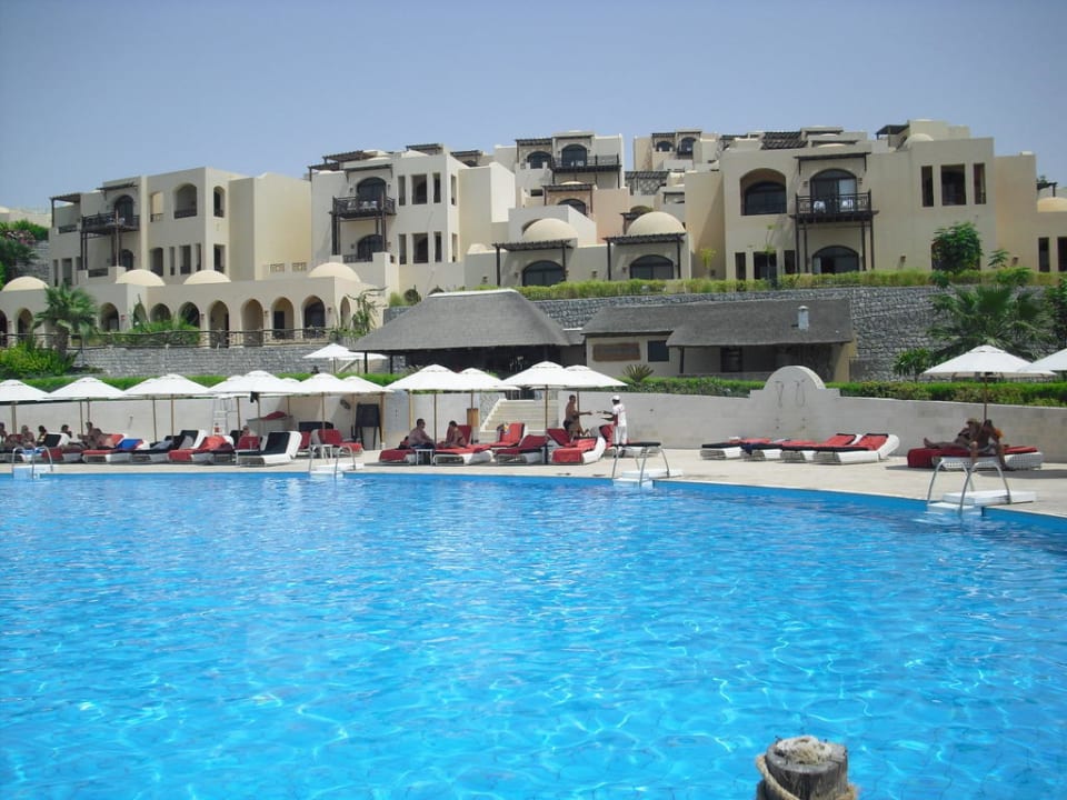 Der nicht gekühlte Pool The Cove Rotana Resort
