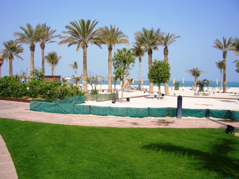 Blick vom Pool zum Strand Emirates Palace Mandarin Oriental