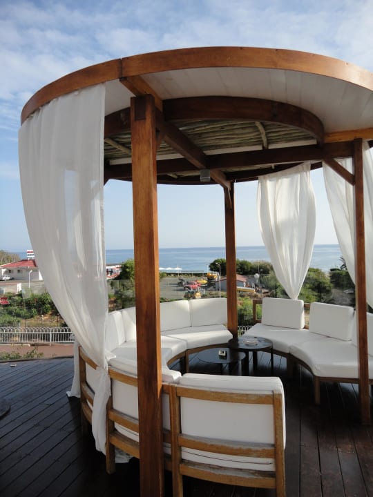 Sitzgelegenheit mit Blick zum Meer Napa Mermaid Hotel & Suites