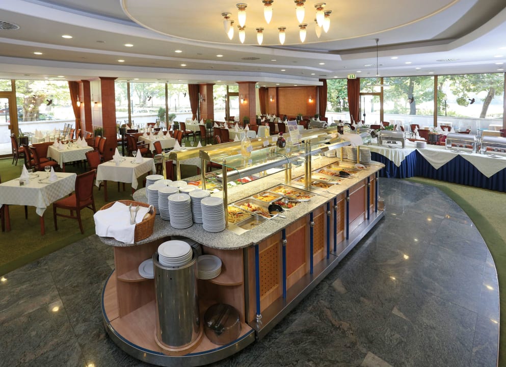 Restaurant area Ensana Thermal Margaret Island