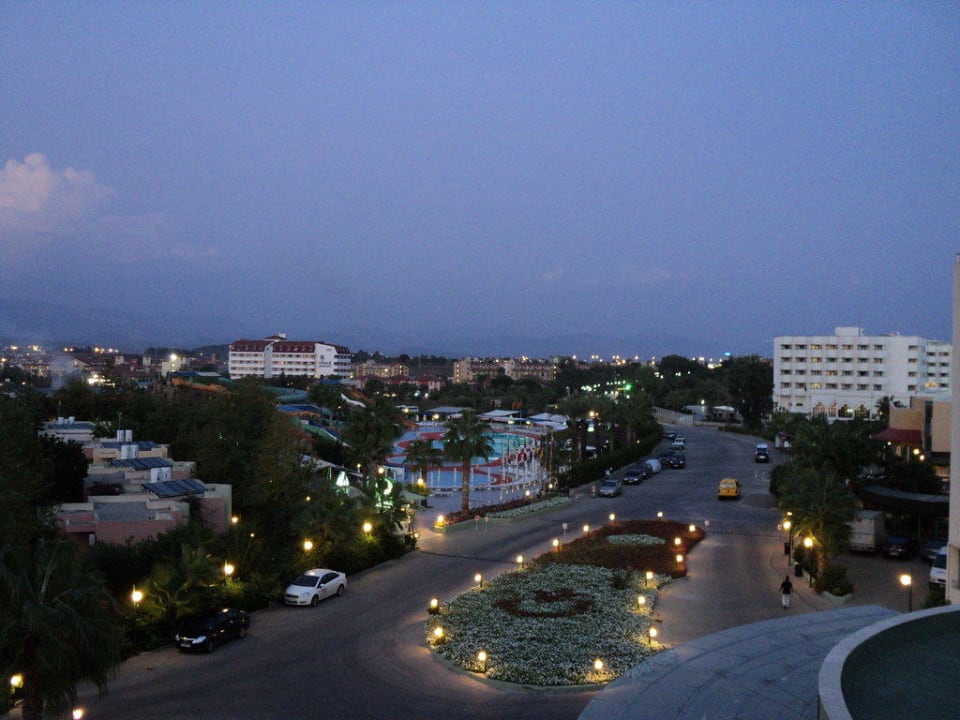 Aquapark bei Nacht VONRESORT Golden Coast