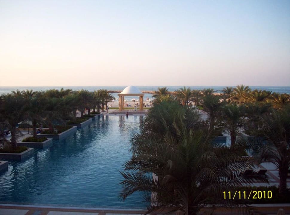 Blick von der Lobby-Terrasse auf den Salzwasserpool Rixos Al Mairid Ras Al Khaimah
