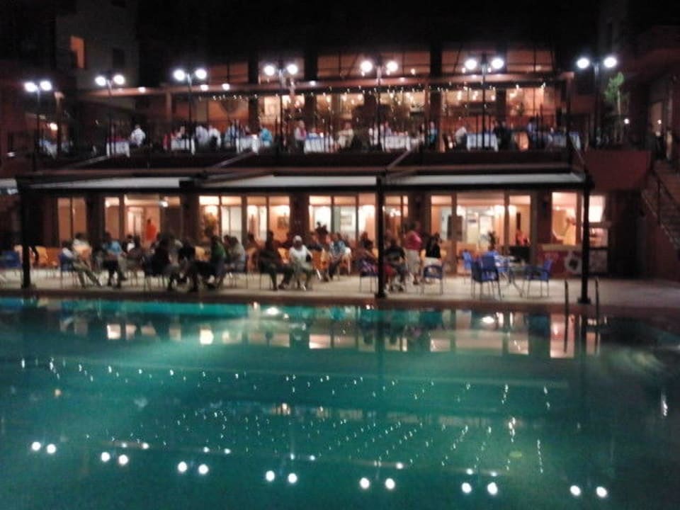 Das Hotel spiegelt sich im Pool bei Nacht Royal Atlantis Beach Hotel