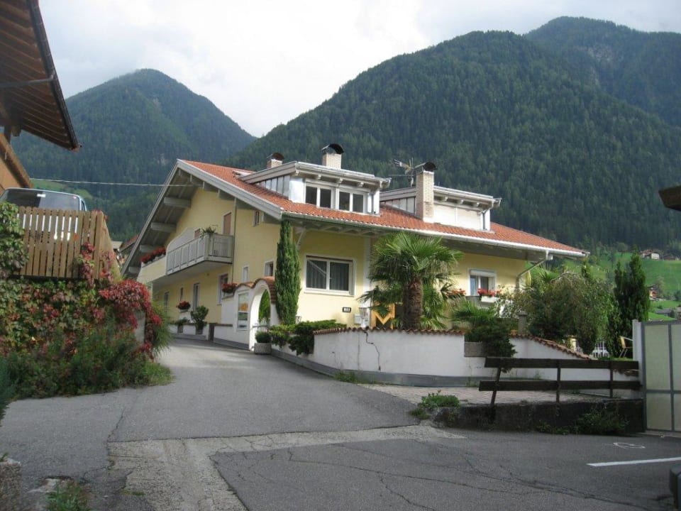 Blick vom Parkplatz  Appartements Residence Königsrainer