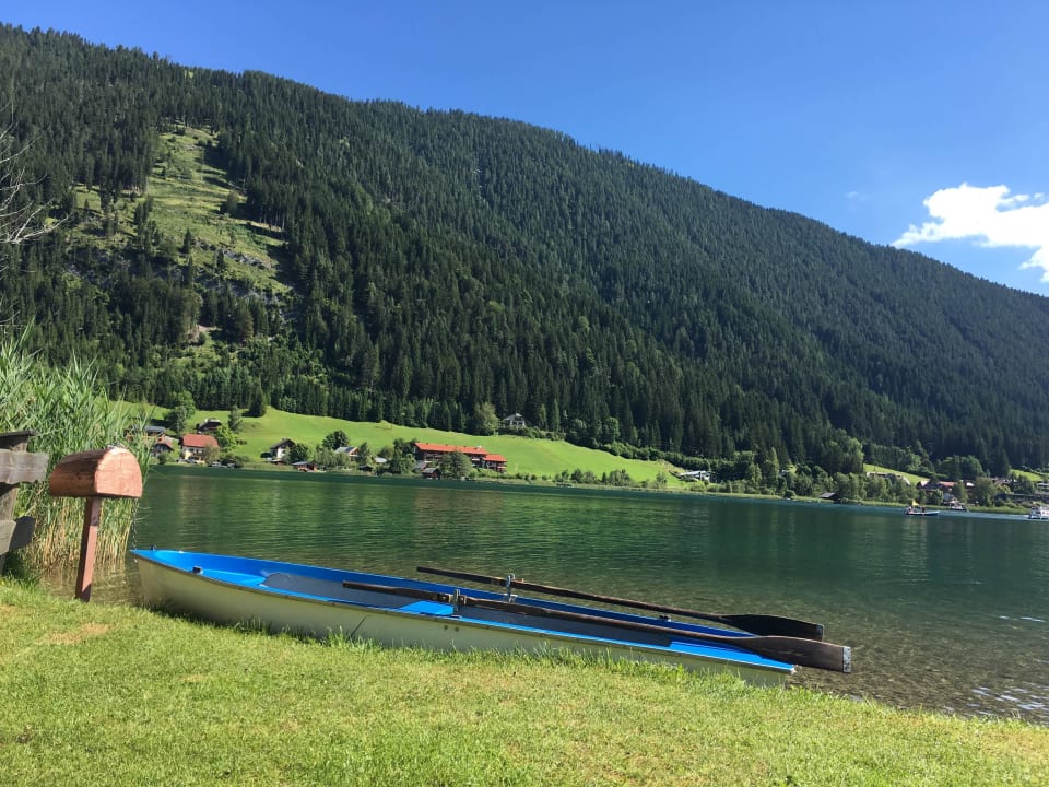Blick vom hoteleigenen Strand auf den Weissensee Hotel Das Leonhard - Naturparkhotel am Weissensee