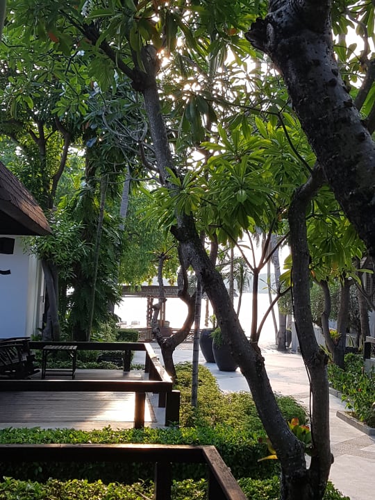 Blick durch die Cabanas Richtung Strand Iyara Beach Hotel