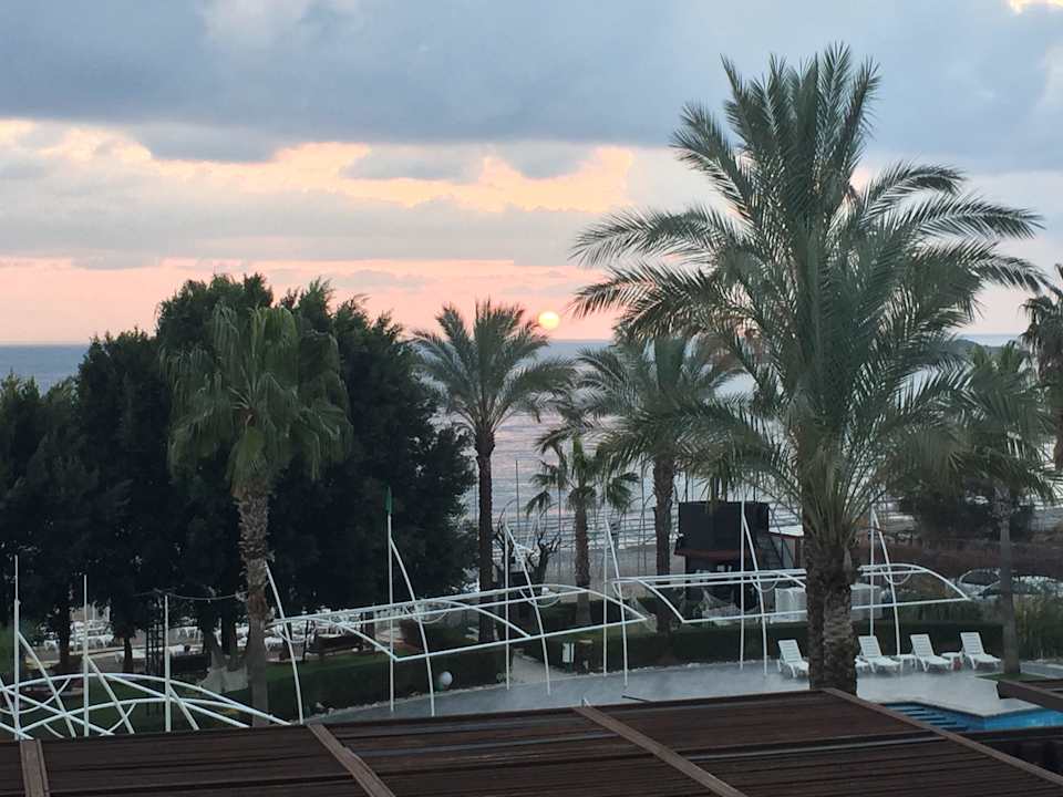 Blick auf Pool und Meer Sealife Buket Resort & Beach