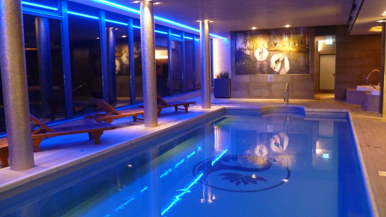 Pool mit Ausblick auf den See Hotel Mitland