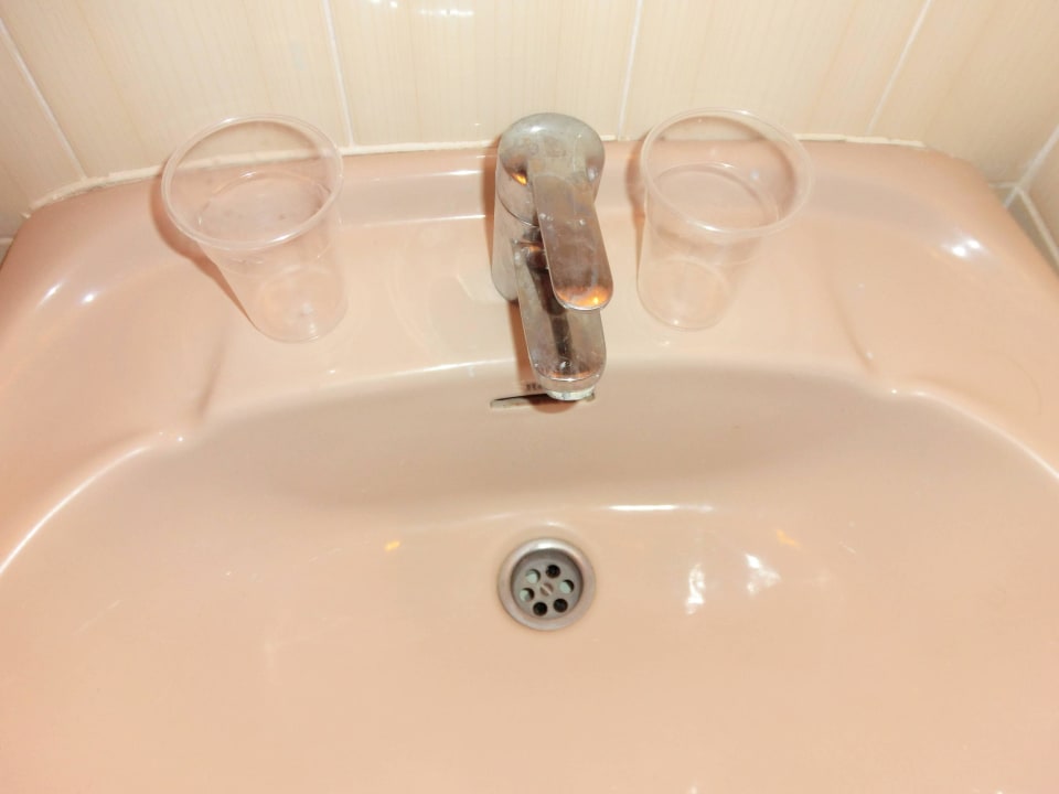 Waschbecken im Bad auch nie gereinigt. Bei Juan Playa Blanca