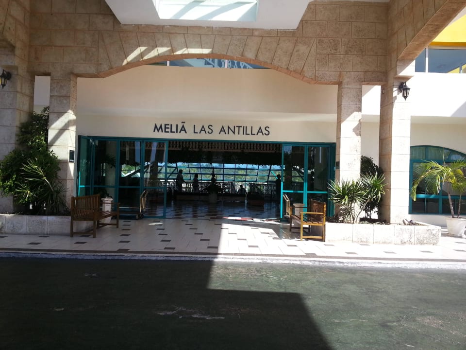 Entrada del hotel... Melia Las Antillas - Adults only