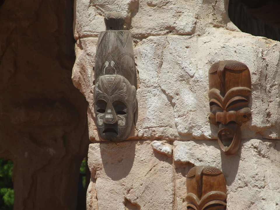 Maski w barze afrykańskim Hotel El Faraana Reef Resort